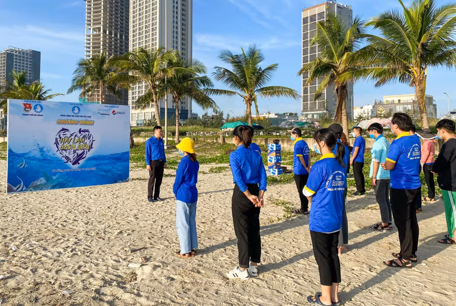 Chiến dịch “Hãy làm sạch biển” hưởng ứng kế hoạch của Trung ương Hội sinh viên Việt Nam. Ảnh: Ngọc Hân