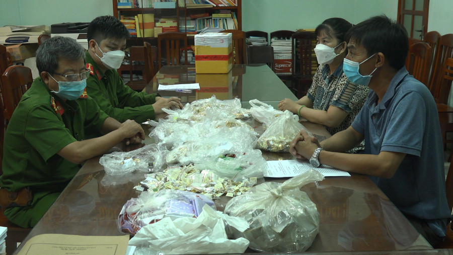 Cơ quan CSĐT Công an tỉnh Bình Định đã trao trả 5,8 kg vàng cho chủ hiệu vàng A.T - Ảnh: Trị Bình