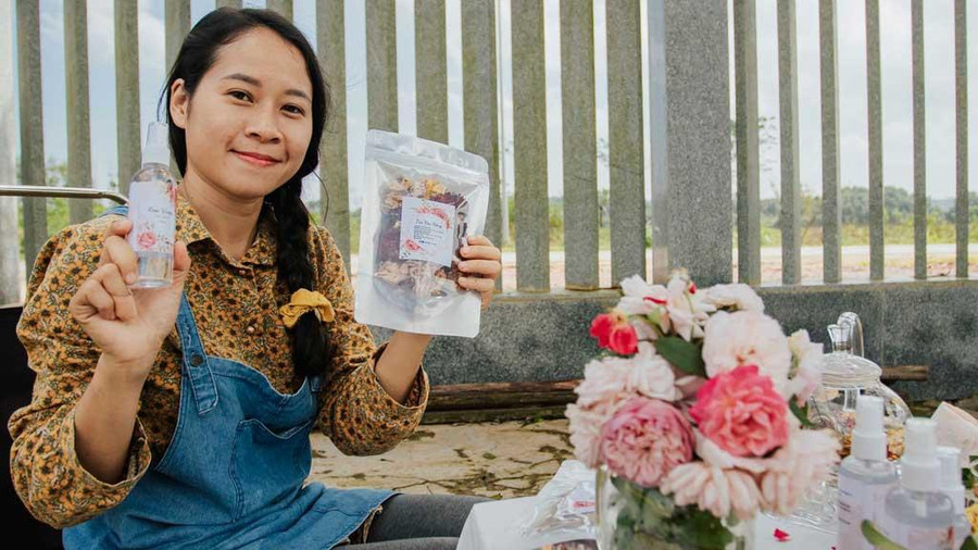 Trà và nước hoa hồng, 2 sản phẩm mà Hoàng Điệp dày công chế biến nhất. Ảnh: Bá Cường