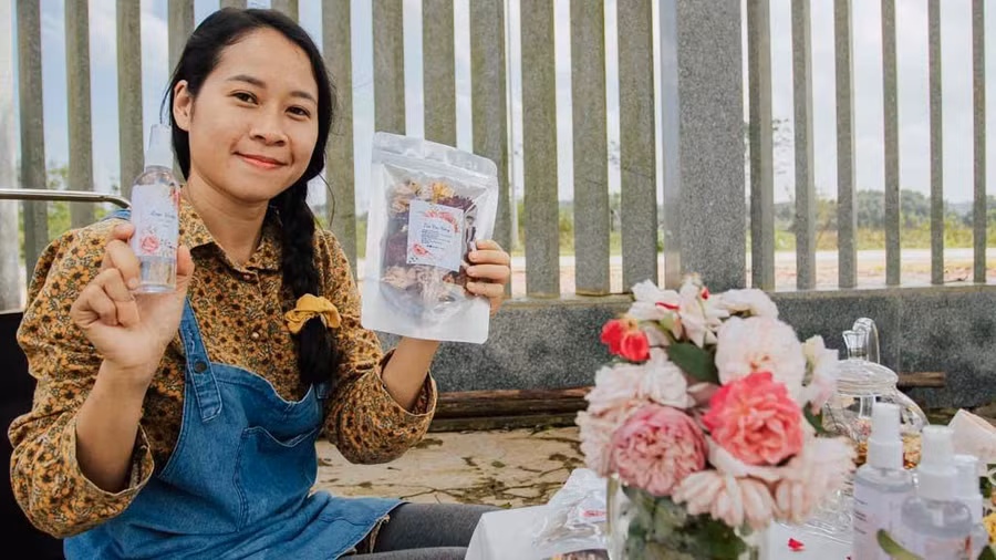 Trà và nước hoa hồng, 2 sản phẩm mà Hoàng Điệp dày công chế biến nhất. Ảnh: Bá Cường