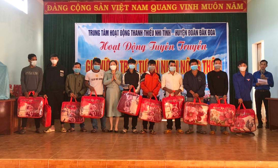 Trung tâm Hoạt động Thanh thiếu nhi tỉnh tặng quà cho thanh niên chậm tiến xã Đak Krong (huyện Đak Đoa). Ảnh: Phan Lài