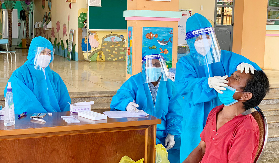 Lực lượng chức năng triển khai lấy mẫu xét nghiệm SARS-CoV-2 cho người dân xã Tân Sơn (TP. Pleiku). Ảnh: Như Nguyện Lực lượng chức năng triển khai lấy mẫu xét nghiệm SARS-CoV-2 cho người dân xã Tân Sơn, TP. Pleiku. Ảnh: Như Nguyện