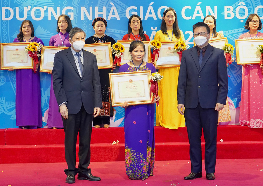 6 Cô Nguyễn Thị Kim Nhẫn-giáo viên Trường Tiểu học Trần Quốc Toản (xã Phú Cần, huyện Krông Pa) đón nhận bằng khen của Bộ trưởng Bộ GD-ĐT vào ngày 14-11 tại Hà Nội-Ảnh nhân vật cung cấp