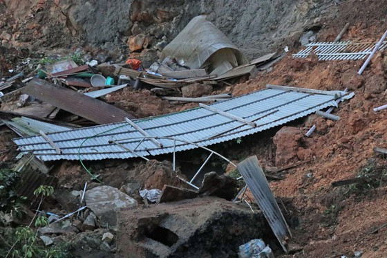 Vụ sạt lở vùi lấp toàn bộ một căn nhà. Ảnh: ĐOÀN KIÊN