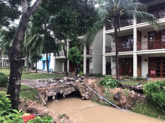 Mương thoát nước bị chủ Resort Hoàng Gia làm tắt nghẽn. Mương thoát nước bị chủ Resort Hoàng Gia làm tắt nghẽn