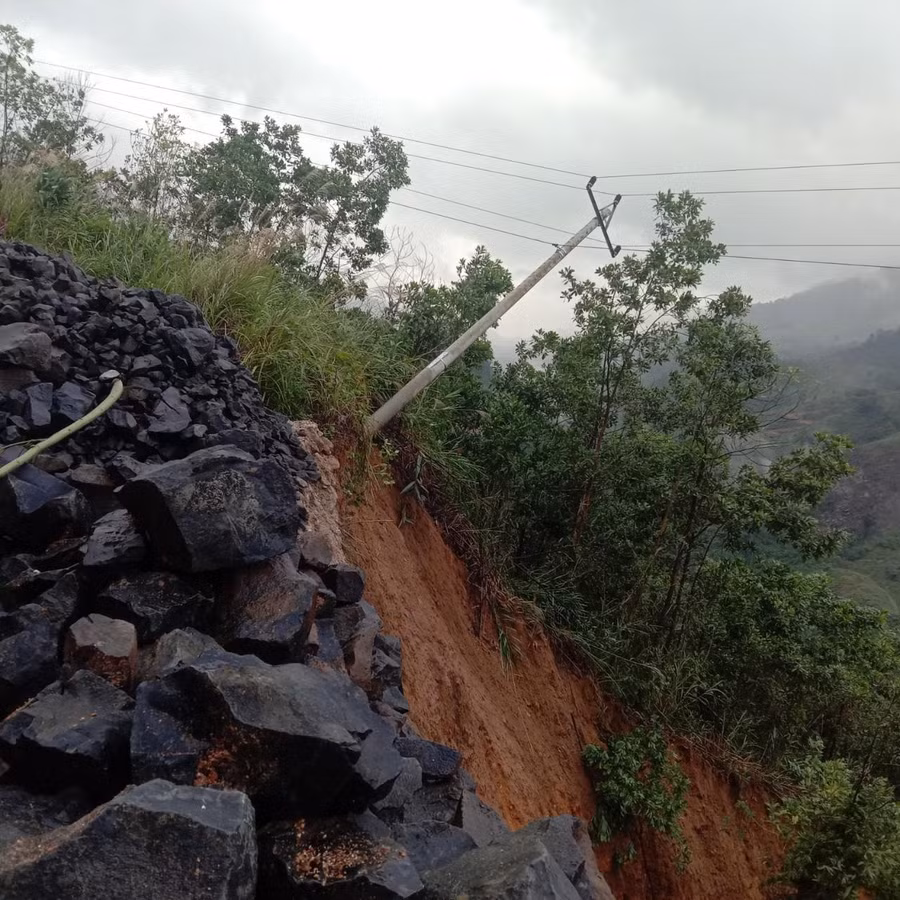 Sạt lở trên đường Trường Sơn Đông (đoạn qua xã Ngọc Tem) khiến 1 cột điện bị ngã đổ, gây mất điện khoảng 50% số hộ dân tại xã Ngọc Tem