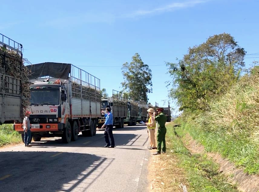 Đội Cảnh sát Giao thông-Trật tự Công an huyện Kông Chro phối hợp Thanh tra Sở Giao thông-Vận tải kiểm soát tải trọng xe trên đường Trường Sơn Đông. Ảnh: Hải Lê