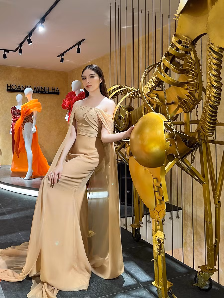 MC Thanh Thanh Huyền khoe vai trần gợi cảm trong thiết kế đầm dạ hội. Ảnh: Kiếng cận team