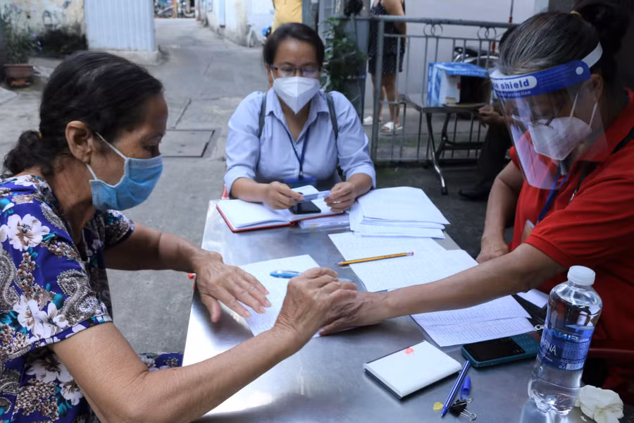  Người dân khó khăn nhận gói hỗ trợ Covid-19 đợt 3 tại TP.HCM. Ảnh: Thu Ngân 