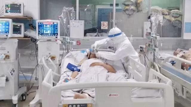 Gần 5.400 ca COVID-19 nặng đang điều trị