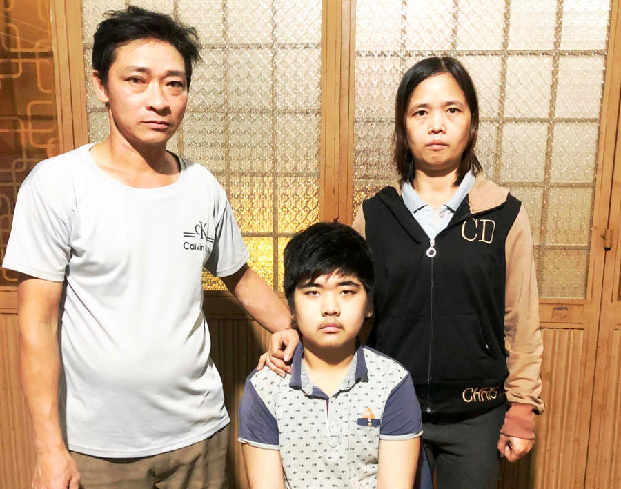 Cháu Phạm Ngọc Toàn và bố mẹ. Ảnh: Hà Tây