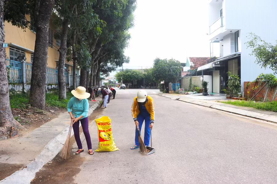 Hội viên phụ nữ tổ dân phố 3 (phường Tây Sơn, thị xã An Khê) tích cực dọn vệ sinh nơi công cộng. Ảnh: Ngọc Minh