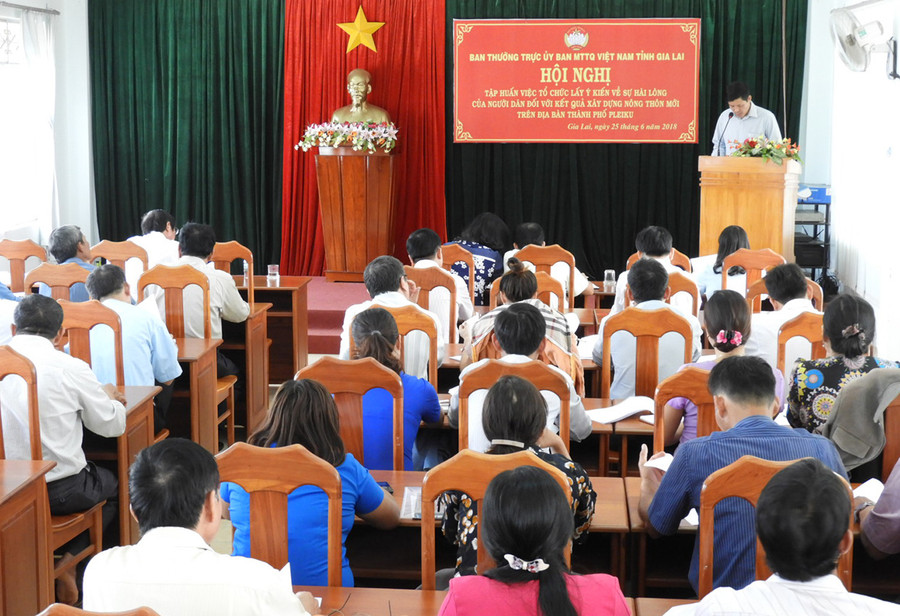  Ban Thường trực Ủy ban MTTQ Việt Nam tỉnh tập huấn lấy ý kiến về sự hài lòng của nhân dân đối với kết quả xây dựng nông thôn mới, phát huy hiệu quả giám sát và phản biện xã hội. Ảnh: Thanh Nhật