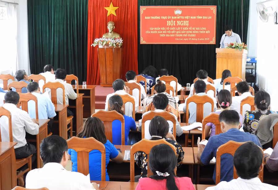  Ban Thường trực Ủy ban MTTQ Việt Nam tỉnh tập huấn lấy ý kiến về sự hài lòng của nhân dân đối với kết quả xây dựng nông thôn mới, phát huy hiệu quả giám sát và phản biện xã hội. Ảnh: Thanh Nhật