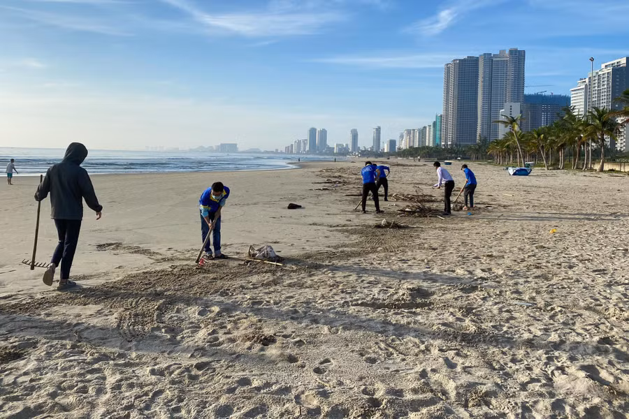 Trong ngày đầu ra quân, các bạn trẻ đã dọn sạch 2 km bờ biển. Ảnh: Ngọc Hân