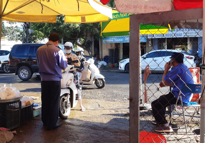 TP Buôn Ma Thuột đang quy định người đi chợ phải có ít nhất 1 mũi vắc-xin đủ 14 ngày hoặc xét nghiệm âm tính, đã khỏi bệnh Covid-19