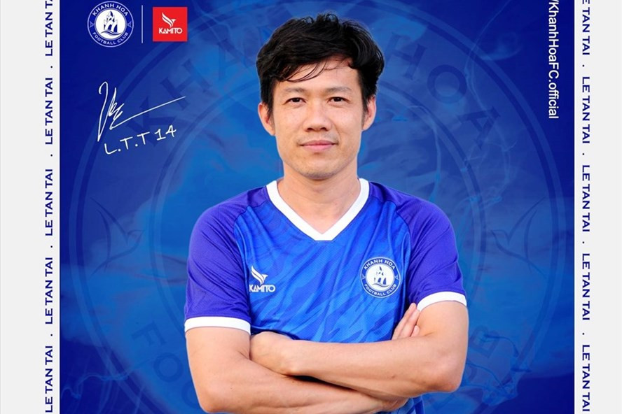 Lê Tấn Tài trở lại khoác áo đội bóng quê hương Khánh Hòa sau gần 1 thập kỷ chia tay. Ảnh: Fanpage CLB