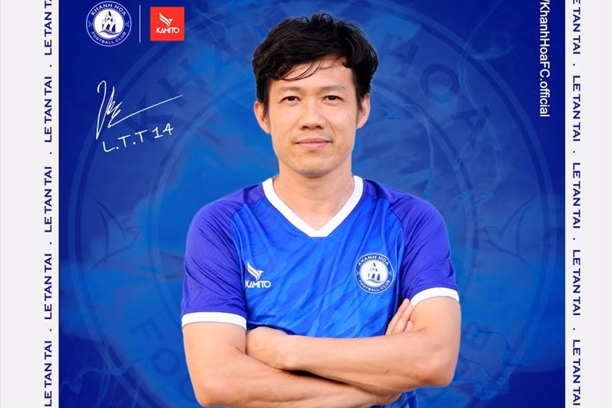 Lê Tấn Tài trở lại khoác áo đội bóng quê hương Khánh Hòa sau gần 1 thập kỷ chia tay. Ảnh: Fanpage CLB