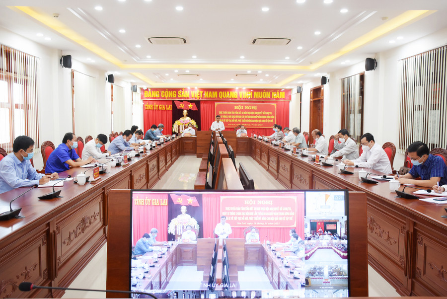 Quang cảnh hội nghị tổng kết 20 năm thực hiện Nghị quyết số 13 của Ban Chấp hành Trung ương Đảng khóa IX về tiếp tục đổi mới, phát triển và nâng cao hiệu quả kinh tế tập thể. Ảnh: Minh Nguyễn