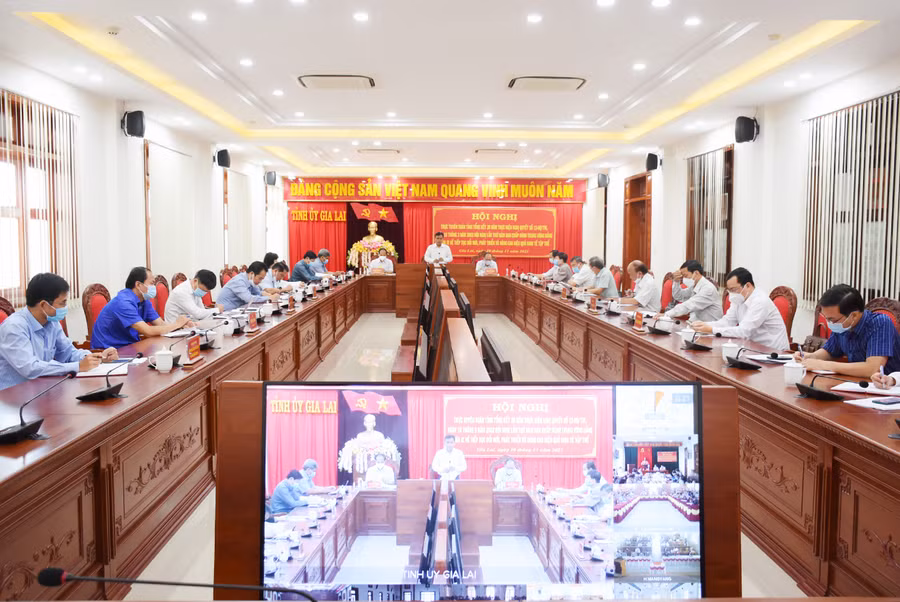 Quang cảnh hội nghị tại điểm cầu Tỉnh ủy. Ảnh: Minh Nguyễn Quang cảnh hội nghị tổng kết 20 năm thực hiện Nghị quyết số 13 của Ban Chấp hành Trung ương Đảng khóa IX về tiếp tục đổi mới, phát triển và nâng cao hiệu quả kinh tế tập thể. Ảnh: Minh Nguyễn