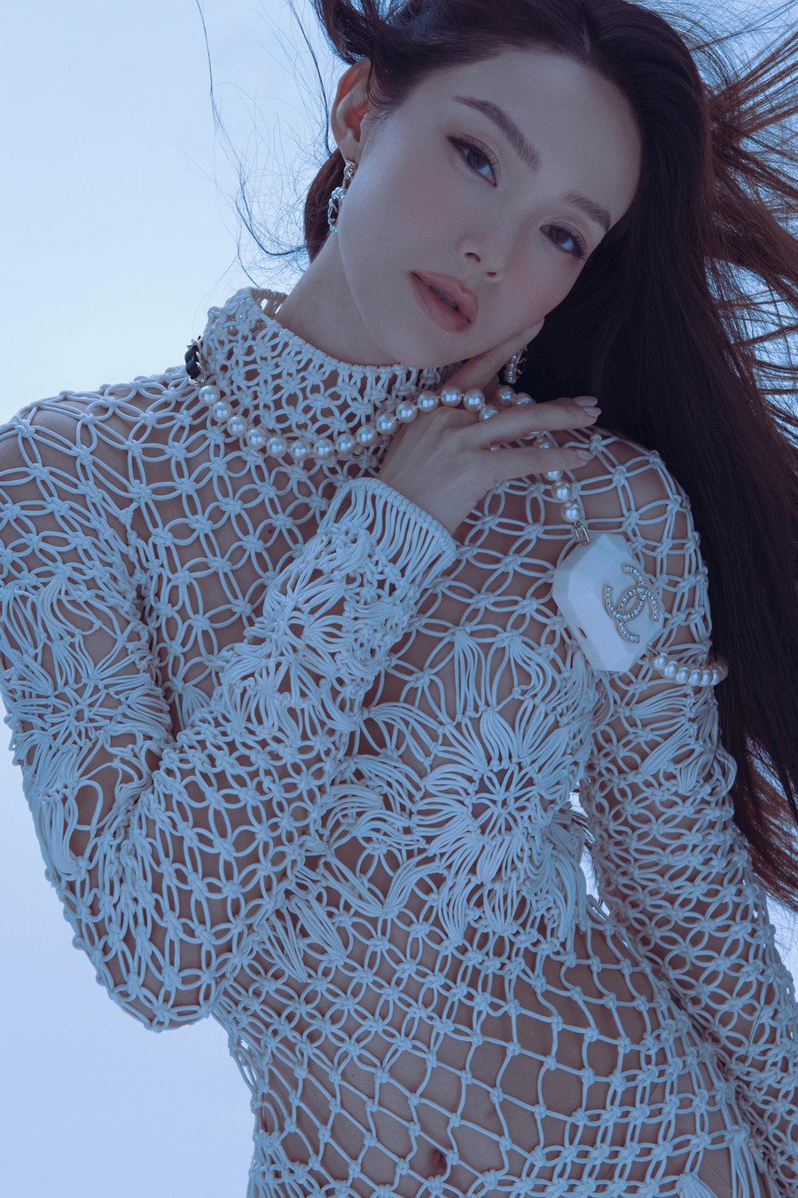 Bên cạnh đó, nhằm tăng thêm sự sang trọng và thời thượng cho tổng thể, Minh Hằng lựa chọn các trang sức nhỏ gọn như hoa tai, túi xách của thương hiệu Chanel. Ảnh: Huỳnh Trí Nghĩa 