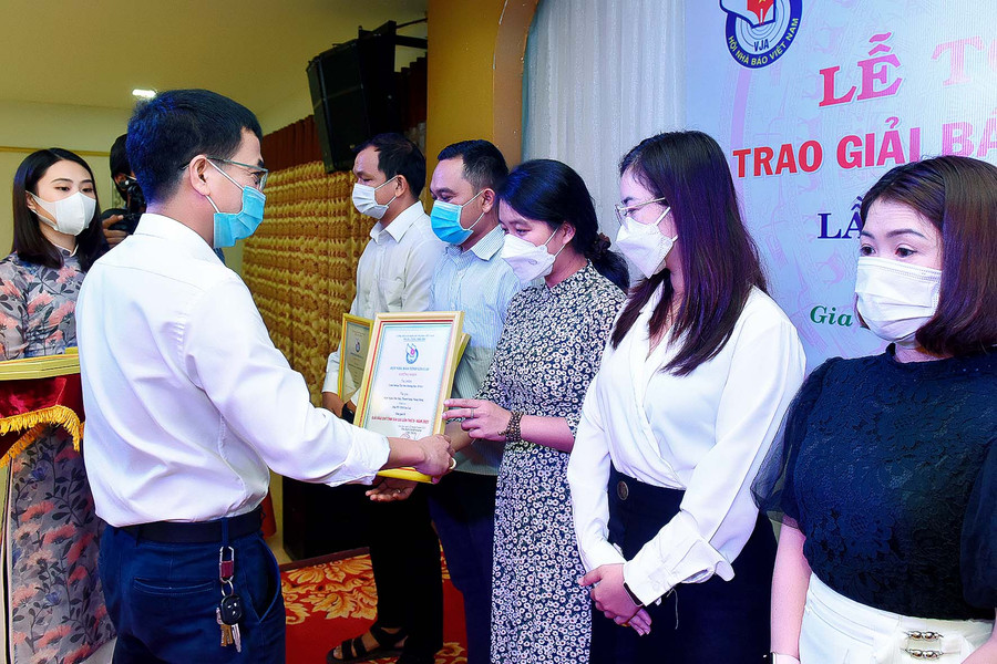 Giám đốc Đài PT-TH Gia Lai Đặng Huy Cường trao giải C cho các tác giả. Ảnh: Đức Thụy