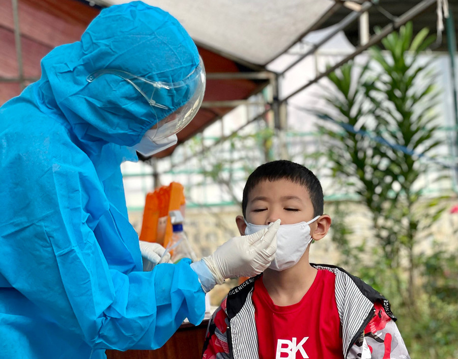 Nhân viên y tế lấy mẫu xét nghiệm cho người dân trên địa bàn thành phố. Ảnh: Như Nguyện