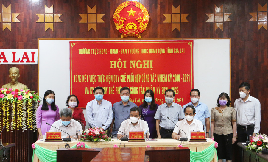 Các đồng chí chủ trị ký kết quy chế phối hợp công tác nhiệm kỳ 2021-2026. Ảnh: Quang Tấn