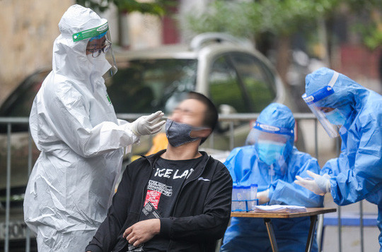  Lấy mẫu xét nghiệm tại cụm dân cư ở phố Đỗ Hành (Hà Nội), nơi đã ghi nhận 20 ca F0 - Ảnh: Ngô Nhung