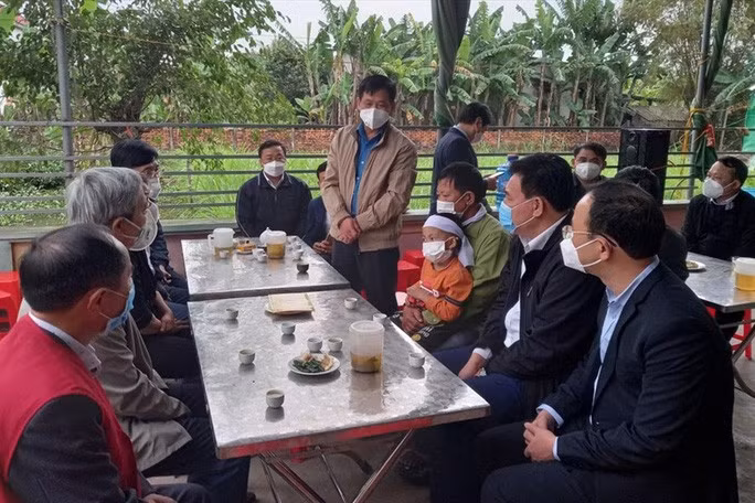 Ông Mai Bá Nam, Phó Chủ tịch LĐLĐ tỉnh Thanh Hóa, thăm hỏi, động viên mất mát với gia đình những công nhân xấu số