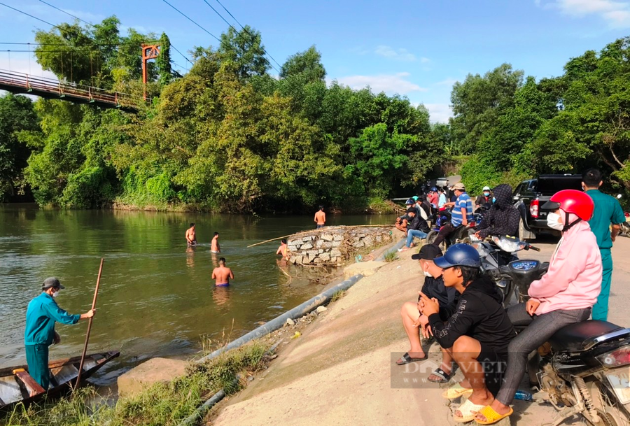Các lực lượng vẫn tích cực tìm kiếm người tắm suối mất tích tại khu vực Thác Ngựa, thị trấn Khánh Vĩnh (Khánh Vĩnh). Ảnh: C.T Các lực lượng vẫn tích cực tìm kiếm người tắm suối mất tích tại khu vực Thác Ngựa, thị trấn Khánh Vĩnh (Khánh Vĩnh). Ảnh: C.T