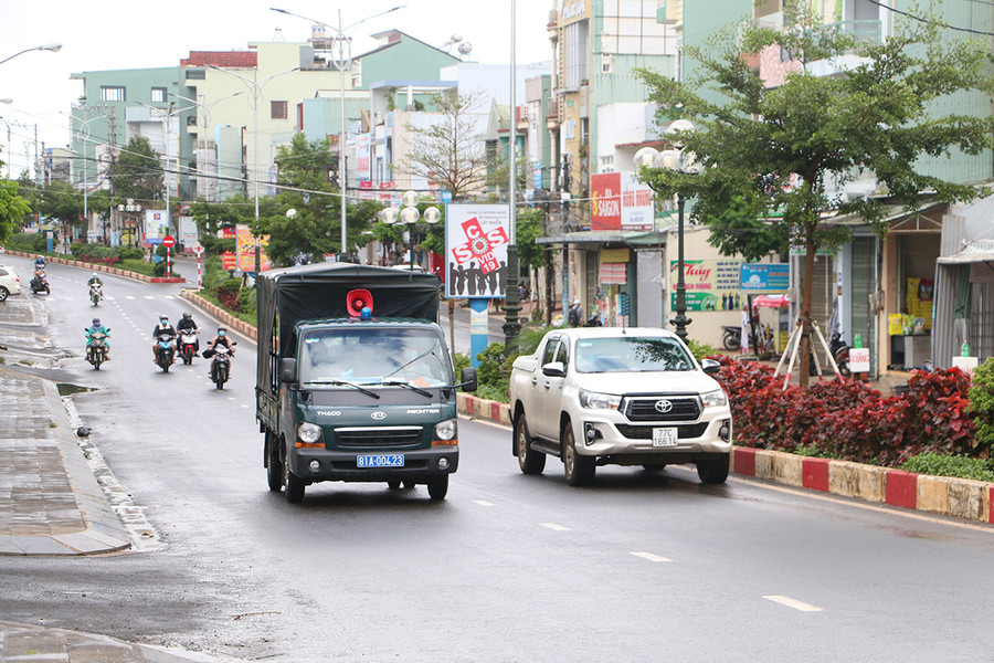 Lực lượng chức năng phường Hoa Lư (TP. Pleiku) tổ chức tuyên truyền lưu động cho người dân nắm và chấp hành nghiêm phòng-chống dịch Covid-19 và đảm bảo an ninh trật tự dịp nghỉ lễ Quốc khánh 2-9. Ảnh: Quang Tấn