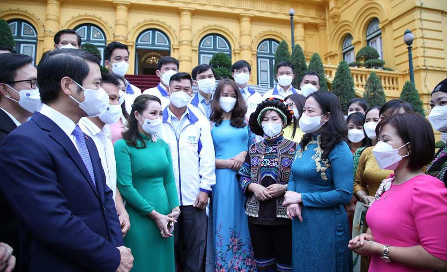 Phó chủ tịch nước Võ Thị Ánh Xuân gặp gỡ giáo viên được tuyên dương trong chương trình “Chia sẻ cùng thầy cô” năm 2021 - Ảnh: Phan Hậu Phó chủ tịch nước Võ Thị Ánh Xuân gặp gỡ giáo viên được tuyên dương trong chương trình “Chia sẻ cùng thầy cô” năm 2021 - Ảnh: Phan Hậu