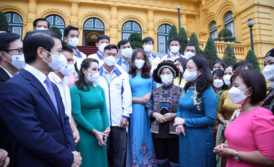  Phó chủ tịch nước Võ Thị Ánh Xuân gặp gỡ giáo viên được tuyên dương trong chương trình “Chia sẻ cùng thầy cô” năm 2021 - Ảnh: Phan Hậu