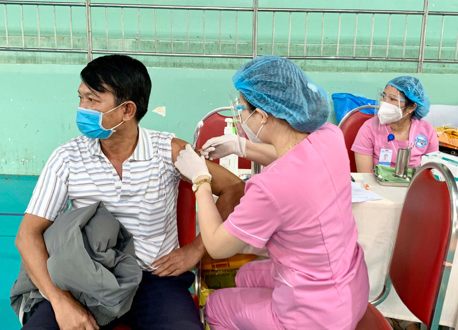 Nhân viên y tế tiêm vắc xin phòng Covid-19 cho người dân. Ảnh: Như Nguyện
