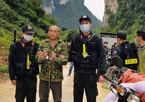  Nguyễn Văn Chung được đưa tới thực nghiệm hiện trường vụ sát hại người phụ nữ bán gà - Ảnh: Báo Lạng Sơn