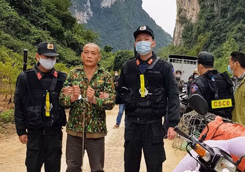  Nguyễn Văn Chung được đưa tới thực nghiệm hiện trường vụ sát hại người phụ nữ bán gà - Ảnh: Báo Lạng Sơn