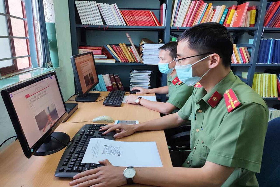 Tổ kỹ thuật kiểm tra, vận hành hệ thống Cuộc thi tìm hiểu pháp luật trực tuyến. Ảnh: Văn Phong