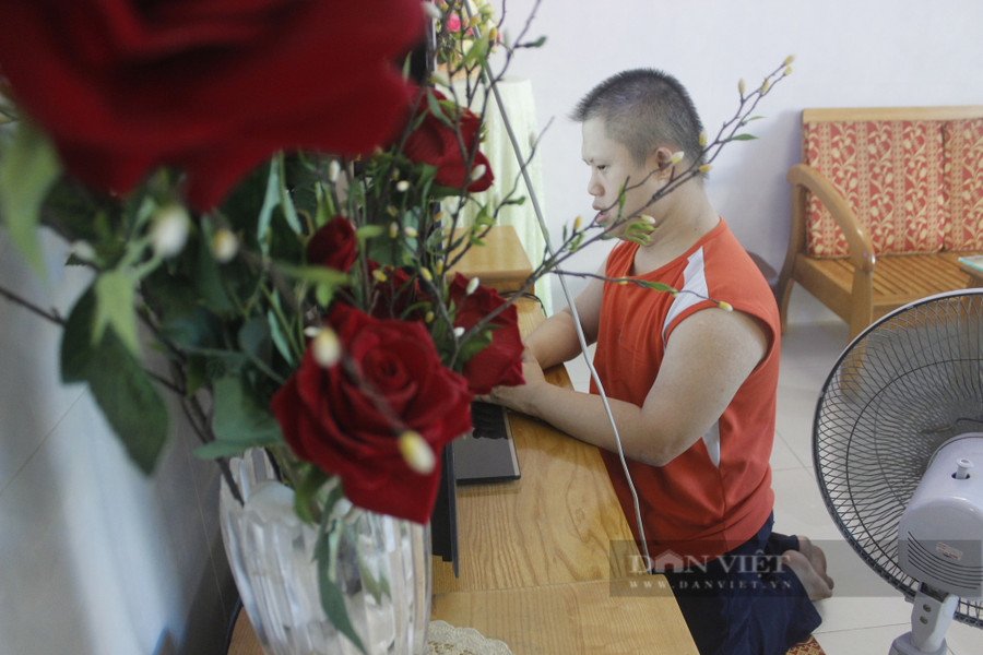 Thiên Ân - anh trai của Đức Bảo dù đã 22 tuổi nhưng vẫn ngây ngô như một đứa trẻ vì mắc hội chứng Down từ nhỏ. Trong ảnh, Ân đang cầu nguyện cho ba mẹ của mình. Ảnh: Mỹ Quỳnh