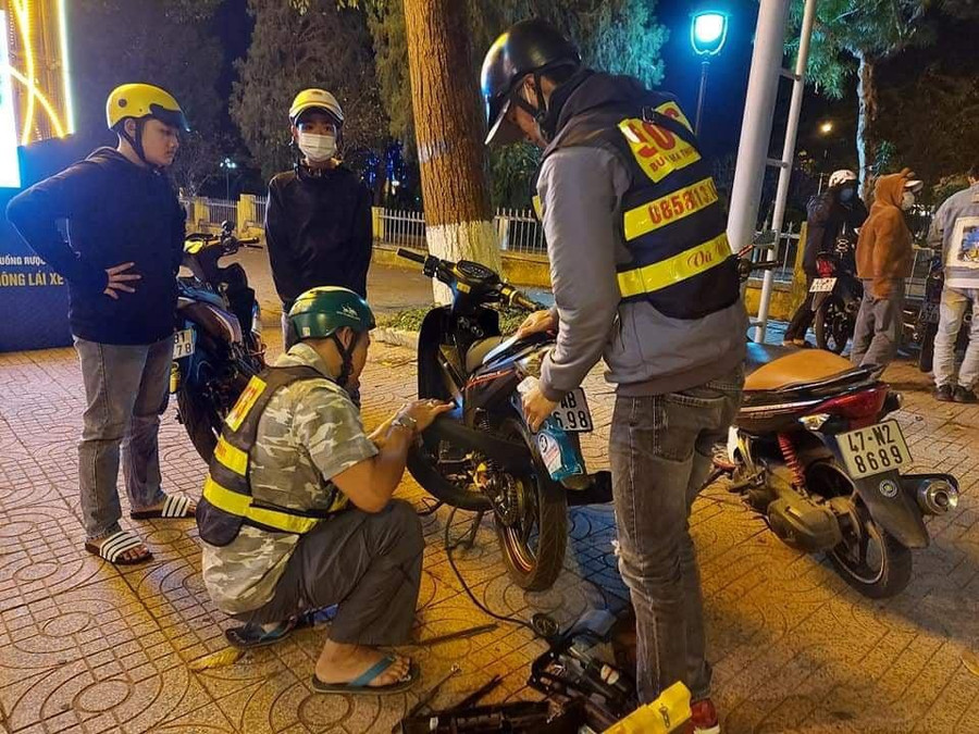 Nhóm SOS Buôn Ma Thuột hỗ trợ vá xe cho người dân. Ảnh: NVCC