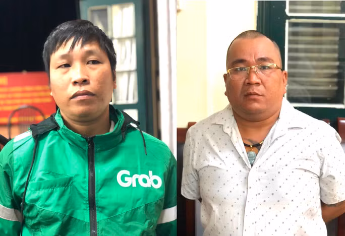 Vũ Đức Minh (bên trái) và Đinh Hồng Quang bị di lý về TP Đà Nẵng