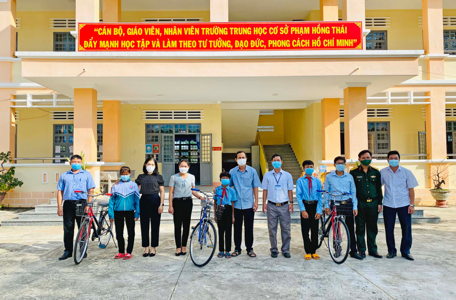 Đồng chí Võ Thanh Hùng-Trưởng Ban Dân vận Tỉnh ủy trao xe đạp cho các em học sinh xã Chư Băh, thị xã Ayun Pa. Ảnh: Nguyễn Sang