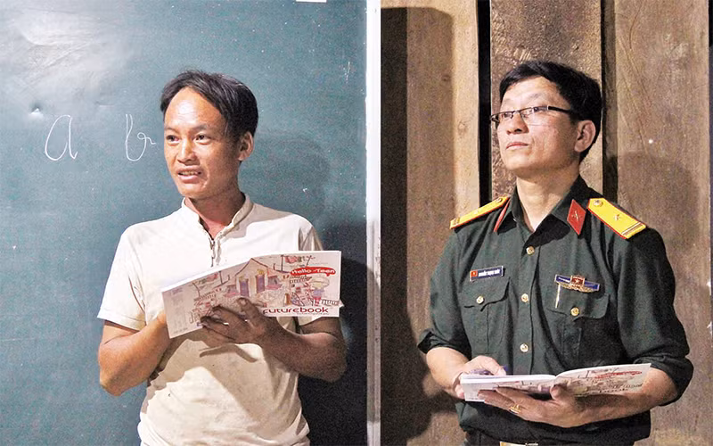 Lớp trưởng Thào Seo Nhà cùng thầy giáo bộ đội điểm danh lớp học Tiểu khu 179. 