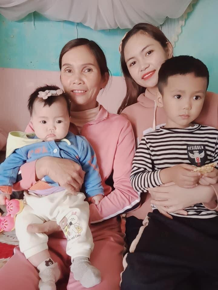 Minh Xoan chụp hình cùng mẹ và hai cháu. Ảnh: NVCC