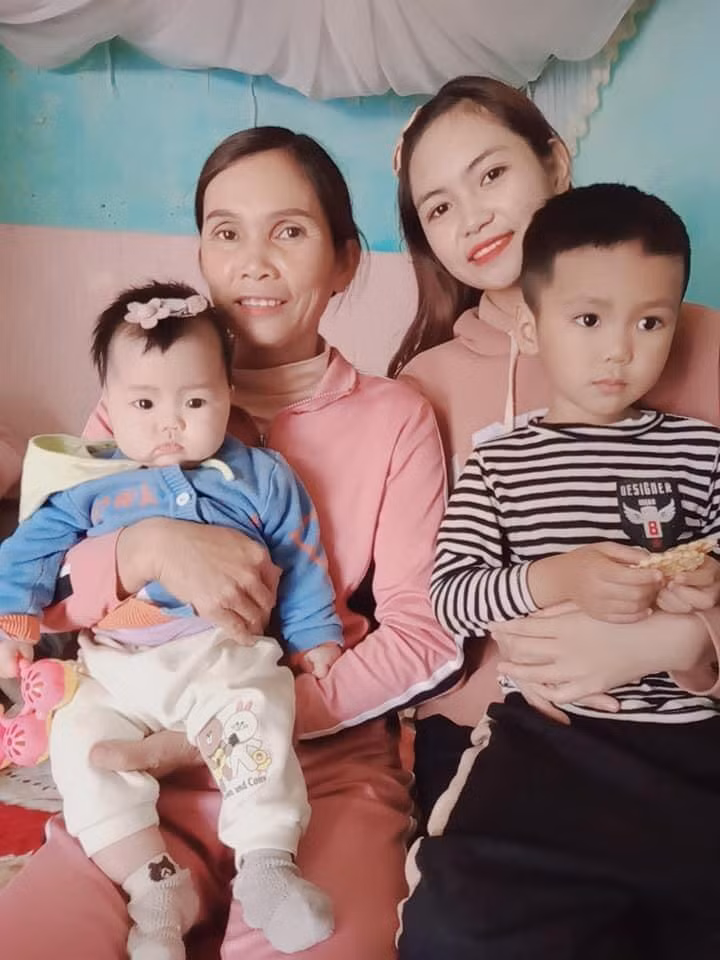 Minh Xoan chụp hình cùng mẹ và hai cháu. Ảnh: NVCC