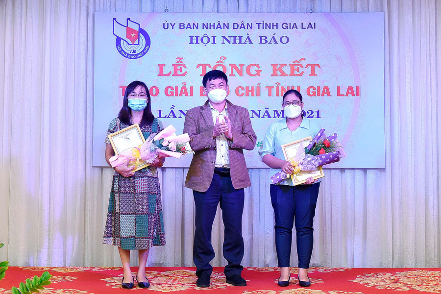 Chủ tịch Hội Nhà báo Huỳnh Kiên trao giải A cho các tác giả đoạt giải. Ảnh: Đức Thụy