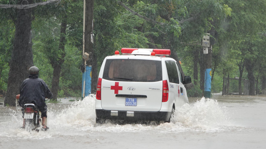 Nhiều tuyến đường ở Bình Định bị ngập lụt, việc đi lại rất khó khăn. Ảnh: Hoàng Trọng Nhiều tuyến đường ở Bình Định bị ngập lụt, việc đi lại rất khó khăn. Ảnh: Hoàng Trọng