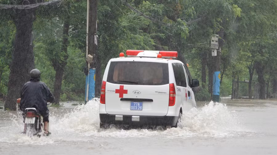 Nhiều tuyến đường ở Bình Định bị ngập lụt, việc đi lại rất khó khăn. Ảnh: Hoàng Trọng