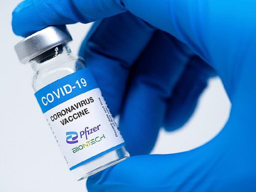 Tiêm vắc xin Pfizer mũi 3 giúp giảm đáng kể nguy cơ xuất hiện triệu chứng nặng do Covid-19 so với người chỉ tiêm 2 mũi. Ảnh: Shutterstock