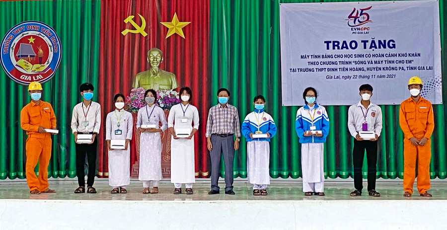 16 máy tính bảng đã được Công ty Điện lực Gia Lai trao cho 16 em học sinh của trường THPT Đinh Tiên Hoàng (buôn Kơ Jing, xã Ia Hdreh).